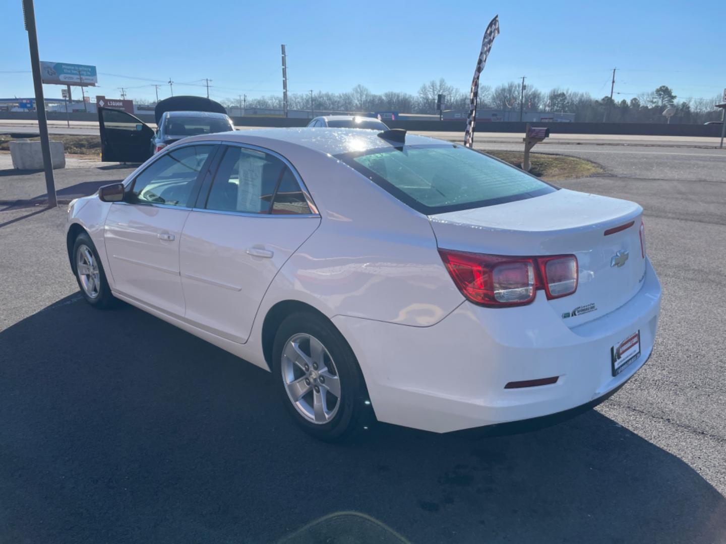 2016 White Chevrolet Malibu Limited (1G11B5SA1GF) with an 4-Cyl, 2.5 Liter engine, Auto, 6-Spd w/OD and Man Md transmission, located at 8008 Warden Rd, Sherwood, AR, 72120, (501) 801-6100, 34.830078, -92.186684 - Photo#5